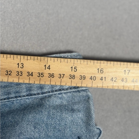 Levi’s Womens High Waisted Mom Shorts Light Wash Denim Blue Size 31 (30x3) - Picture 2 of 8